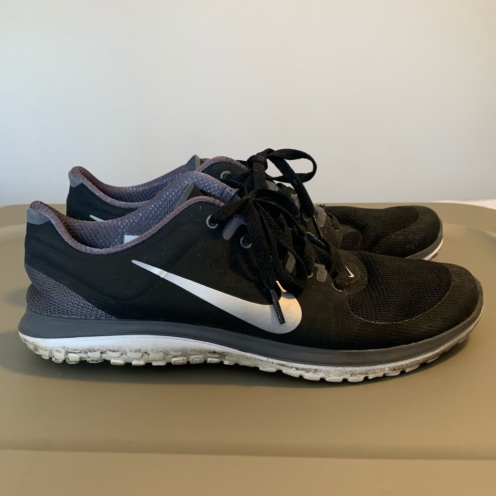 Black nike tennis shoes